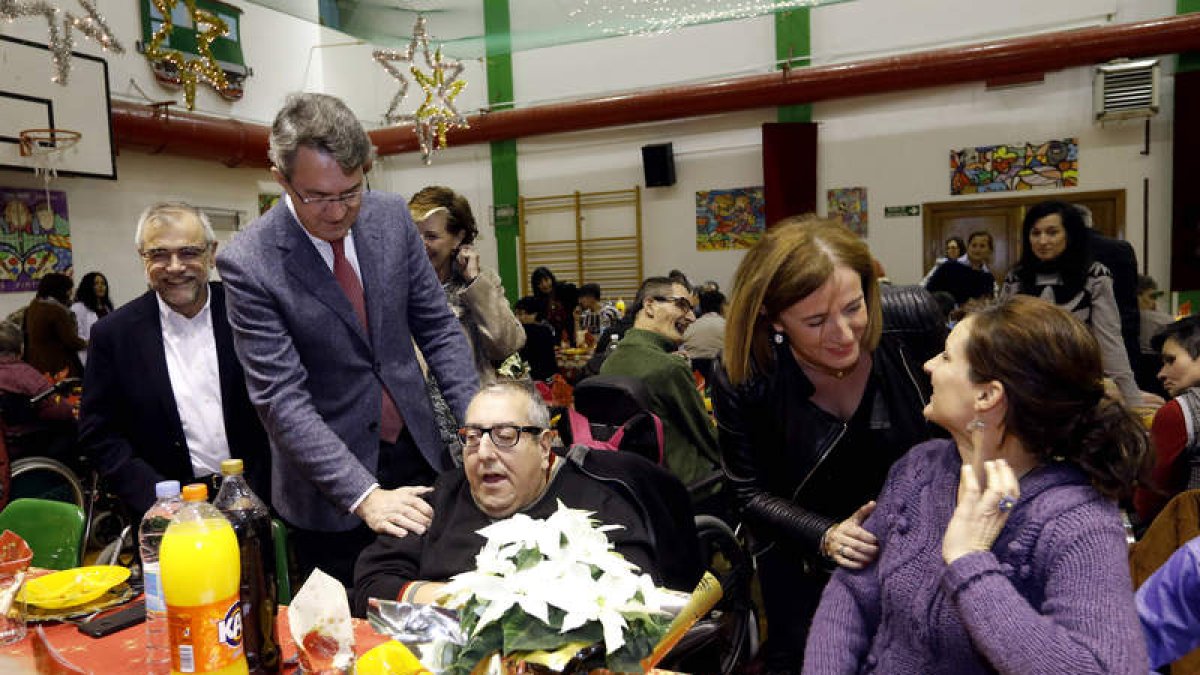 Un momento de la celebración navideña, ayer, en el centro asistencial de La Bañeza. MARCIANO PÉREZ