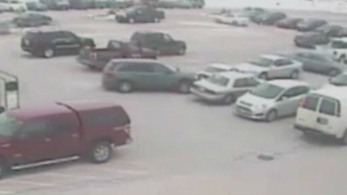Un hombre de 92 años choca con 8 vehículos antes de salir del aparcamiento en Wisconsin.