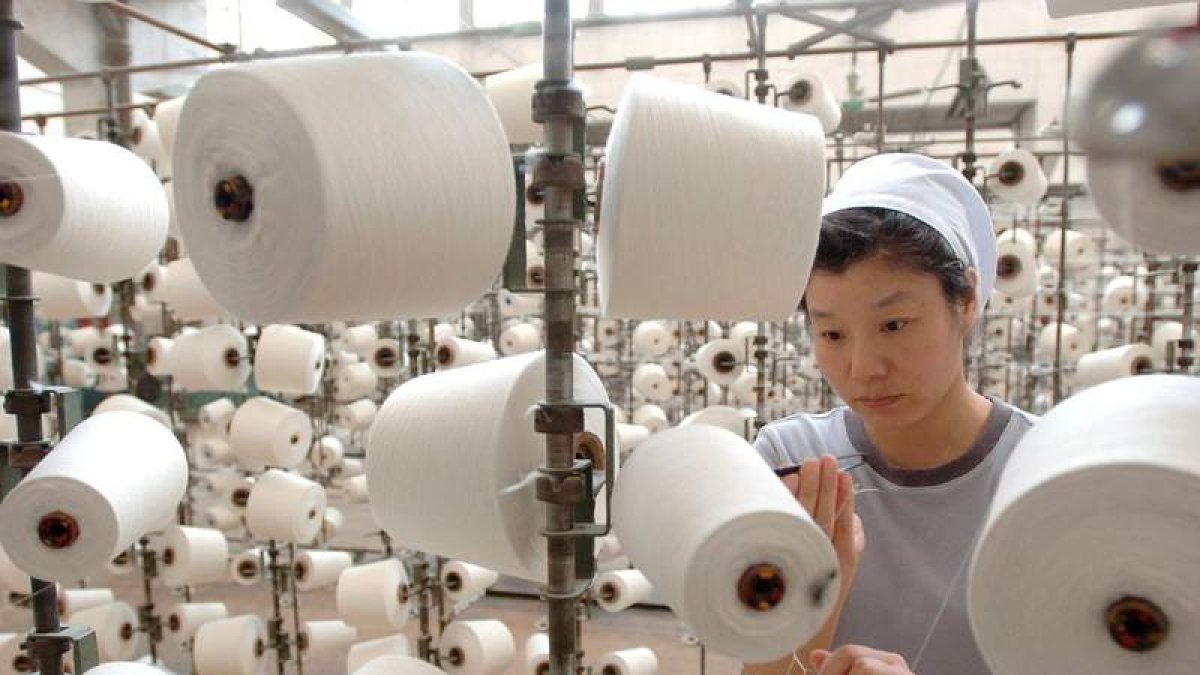 Una trabajadora en una fábrica textil en Hefei, China.