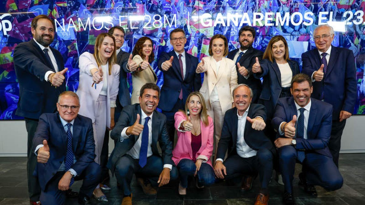 Feijoo y Cuca Gamarra posan para una foto de familia con los candidatos regionales del PP antes del comienzo de la reunión del Comité de Dirección en Madrid. CHEMA MOYA