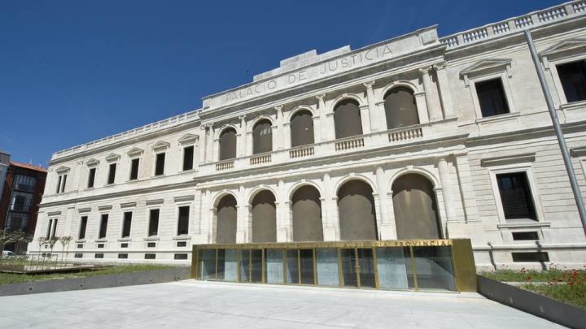 El arquitecto Primitivo González explica a los medios de comunicación las obras realizadas durante los últimos años para la rehabilitación del Palacio de la Justicia, sede del Tribunal Superior de Justicia de Castilla y León y de la Audiencia Provincial de Burgos.