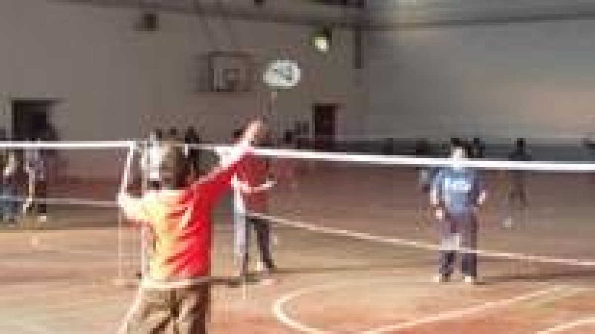 Un lance de juego durante uno de los partidos de badminton