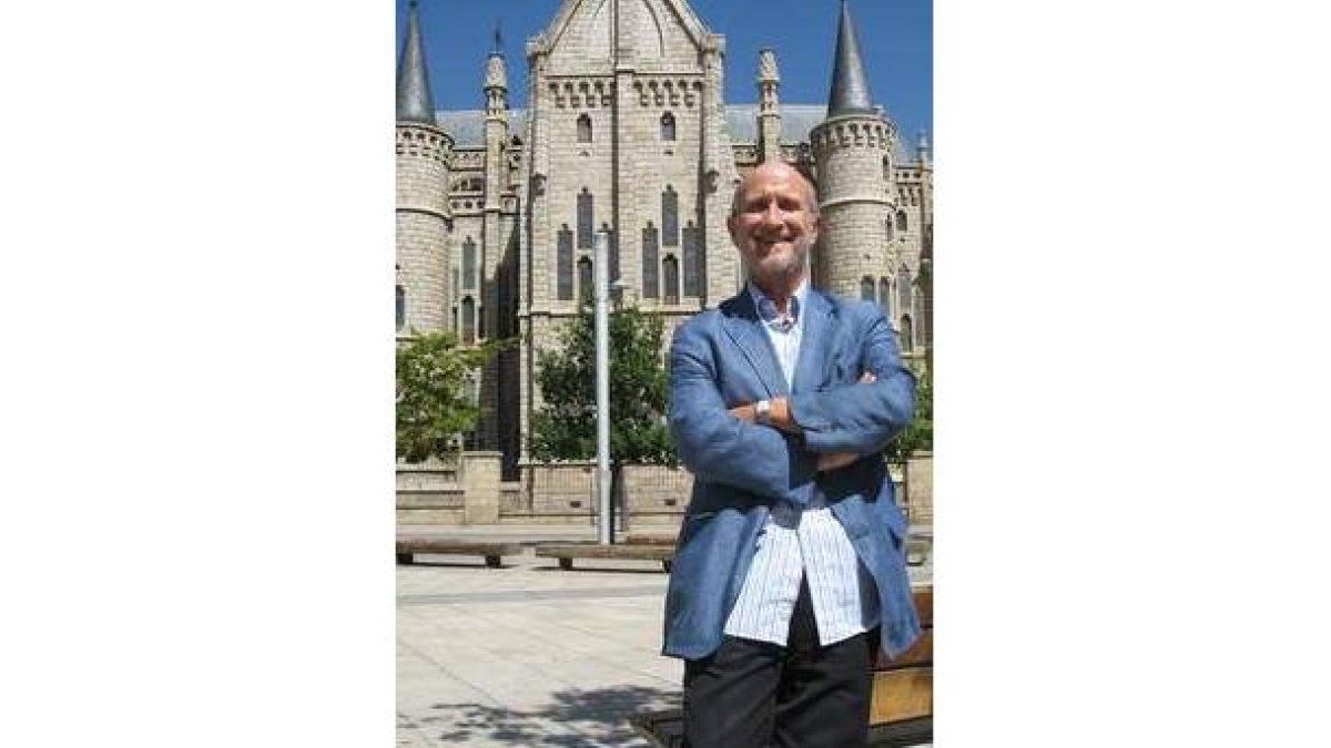 Javier Angulo, ayer ante el palacio de Gaudí en Astorga.