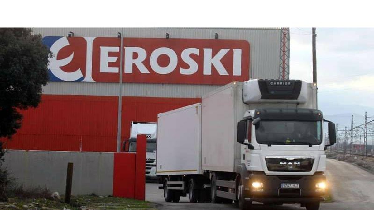 La planta de Eroski en Dehesas, en la imagen, ya no recibe mercancía y los operarios sólo trabajan en horario de mañana.