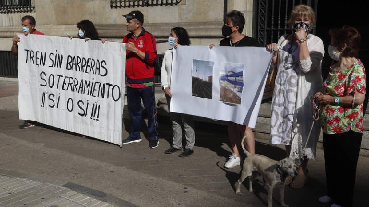 La plataforma de Trobajo antes de entregar otras tres mil firmas por el soterramiento del tren. RAMIRO