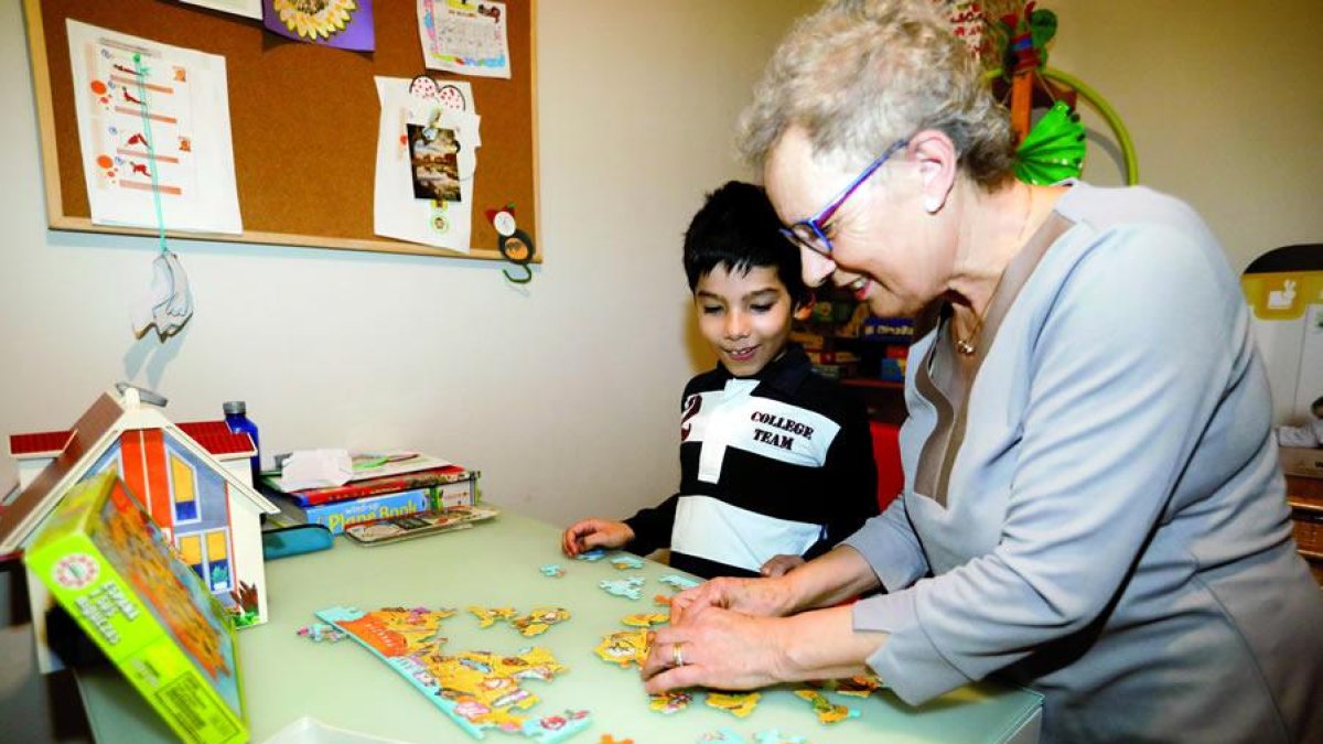 Madhav juega junto a su abuela con puzzles, uno de los entretenimientos con el que más disfruta
