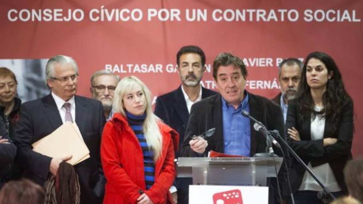 El candidato de IU a la Comunidad de Madrid, Luis García Montero, presentando su 'Consejo cívico', que vigilará el cumplimiento de las propuestas electorales de la coalición el pasado 27 de marzo en Madrid.