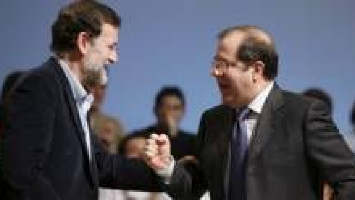 El presidente de Castilla y León, Juan Vicente Herrera, saluda a Rajoy