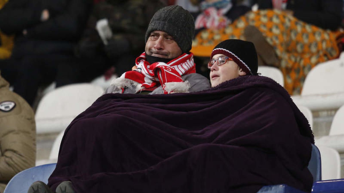 Mucho frío en el Reino de León para presenciar un partido sin juego y sin goles.
