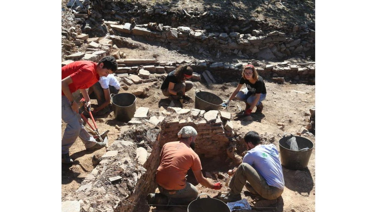 Universitarios del equipo arqueológico que excavó el pasado verano en la Peña del Hombre. BARREDO
