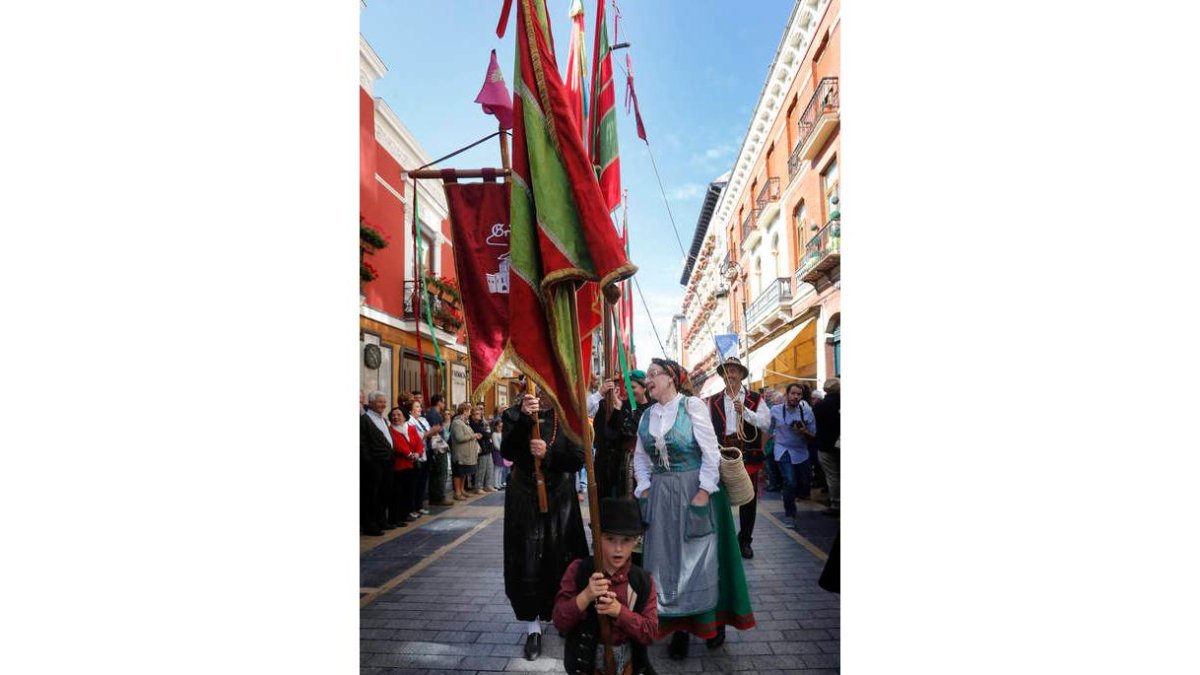 La destreza en el manejo de los pendones y la música protagonizaron el desfile por las calles del centro de la capital leonesa. JESÚS