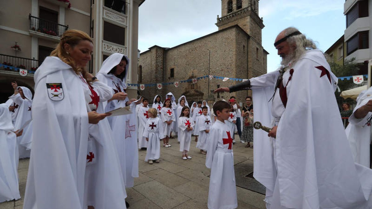 La ordenación de pequeños escuderos abre los actos importantes de La Noche Templaria. L. DE LA MATA
