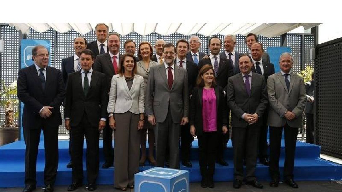 Foto de familia del presidente del Gobierno y del PP, Mariano Rajoy (c), junto a la vicepresidenta del Gobierno, Soraya Sáenz de Santamaría (3d-primera fila); la secretaria general del PP, María Dolores de Cospedal (3i-primera fila), y los presidentes de