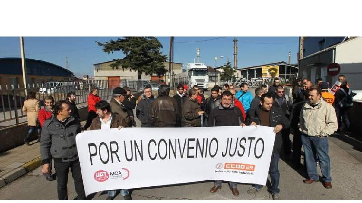 Un momento de la protesta, ayer a última hora de la mañana, ante las puertas de la fábrica de Roldán en Ponferrada.