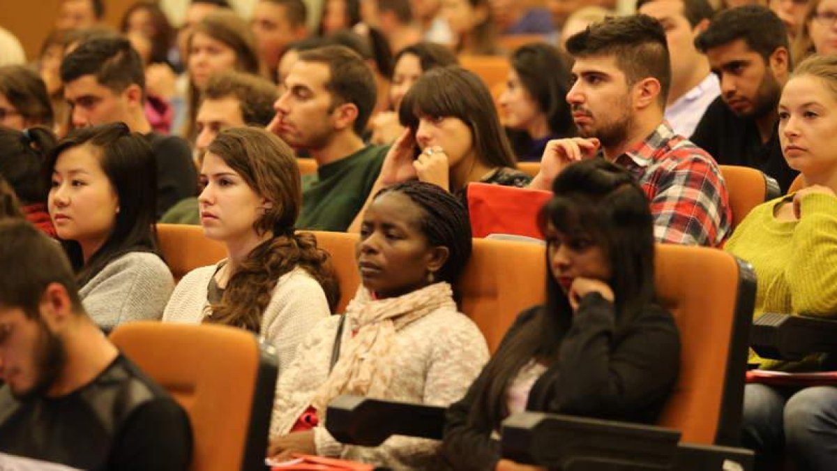 Imagen de archivo de una recepción universitaria a los alumnos extranjeros que recibe cada año la Universidad de León.