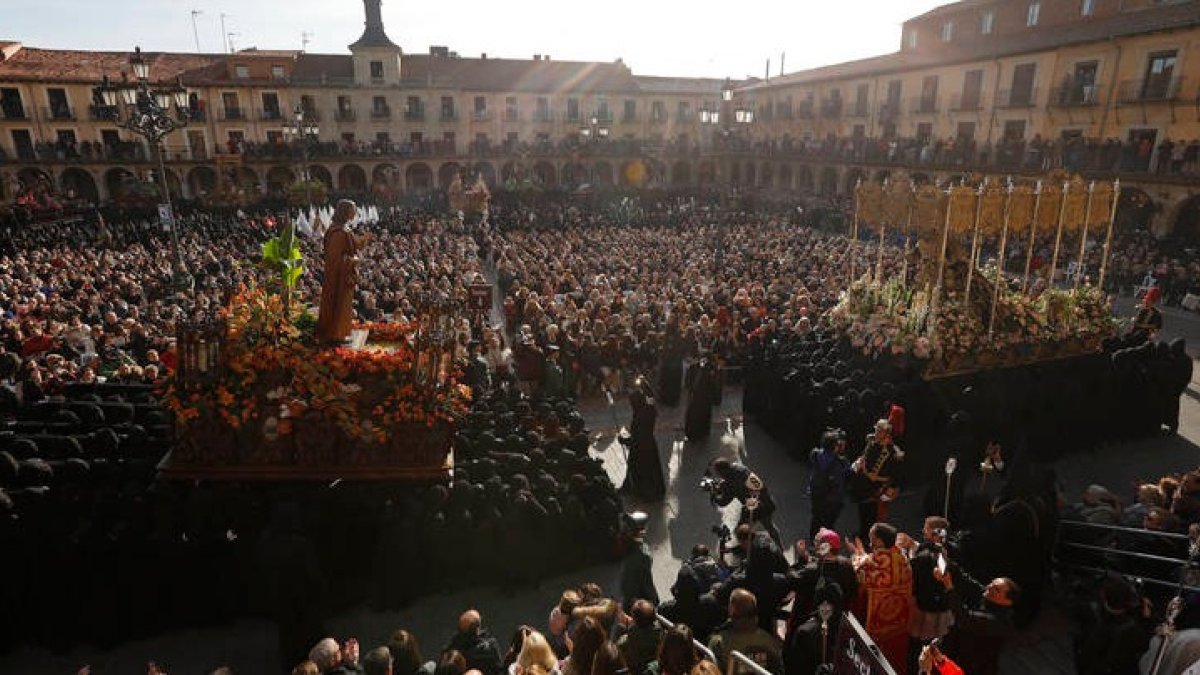 El momento cumbre da la Semana Santa de León se vivió con la procesión de los pasos de Viernes Santo. FERNANDO OTERO
