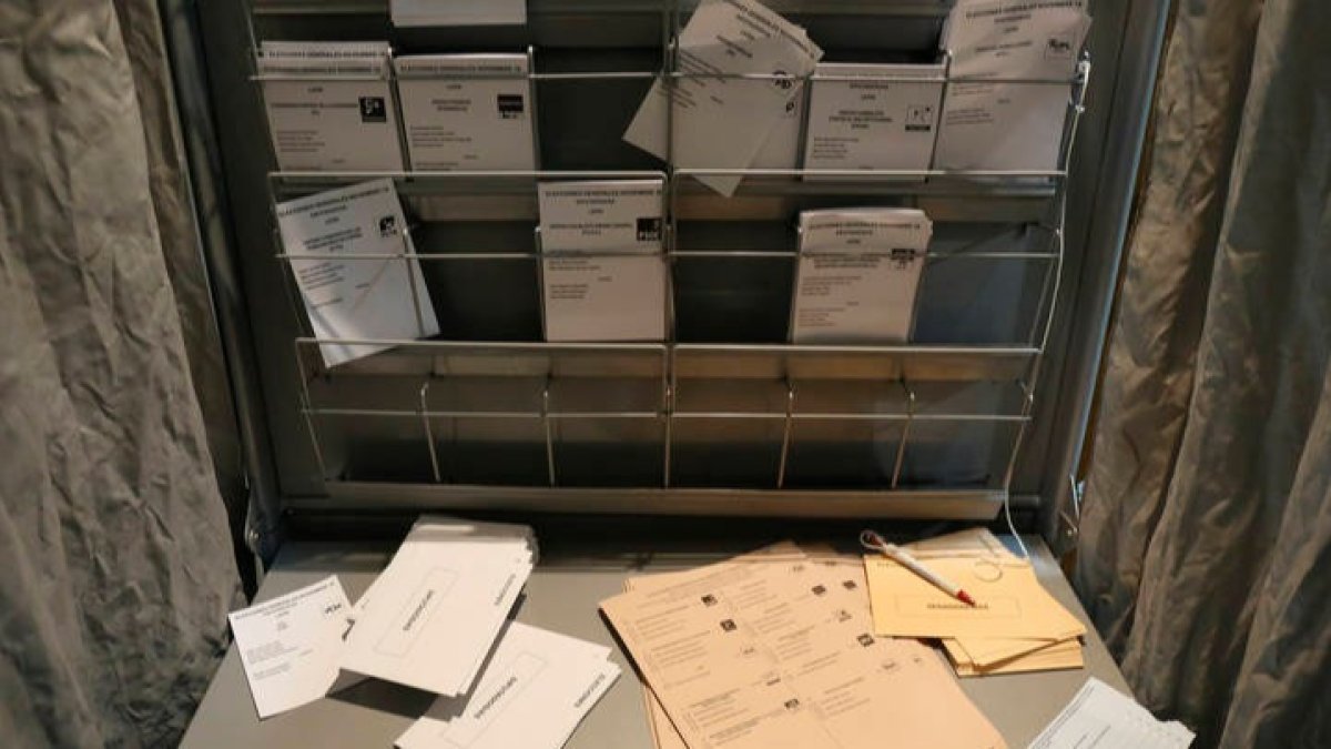 Papeletas de los diferentes partidos en una cabina electoral durante unos comicios. FERNANDO OTERO