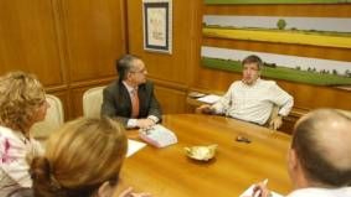 La Junta Directiva de la APL, con el alcalde de León