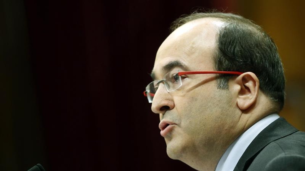 El lider del PSC, Miquel Iceta, durante su intervención ante el pleno del Parlament de Cataluña