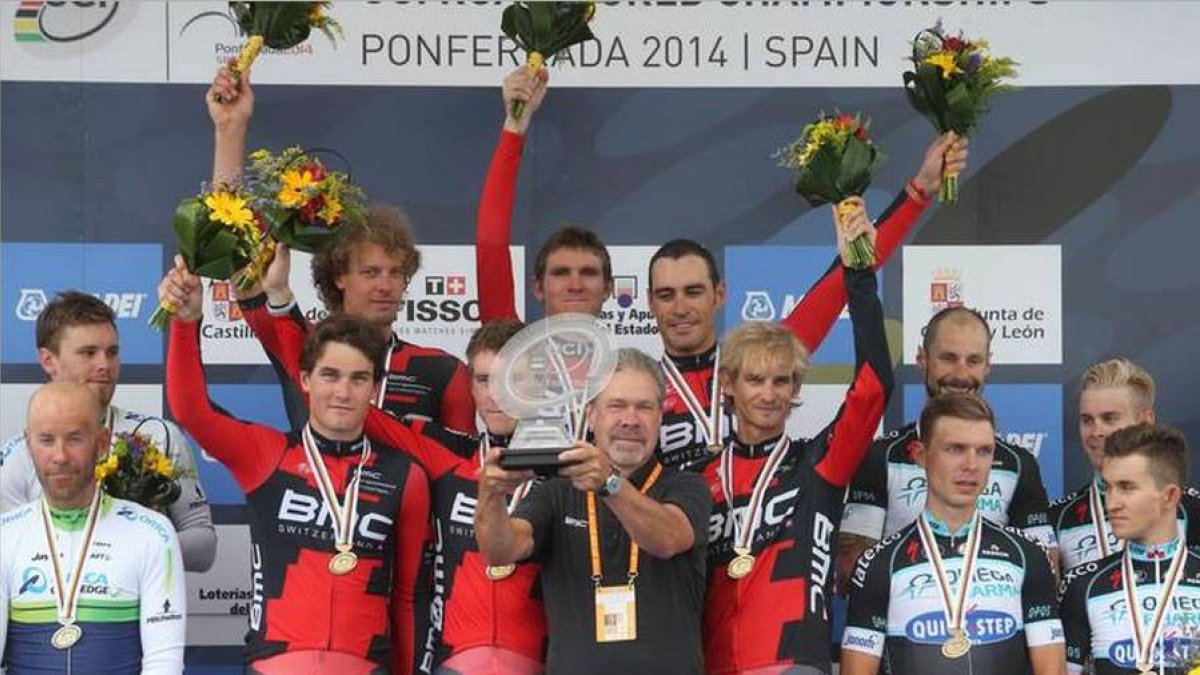 Los integrantes del BMC, en el podio, con la medalla que les acredita como campeones del mundo.