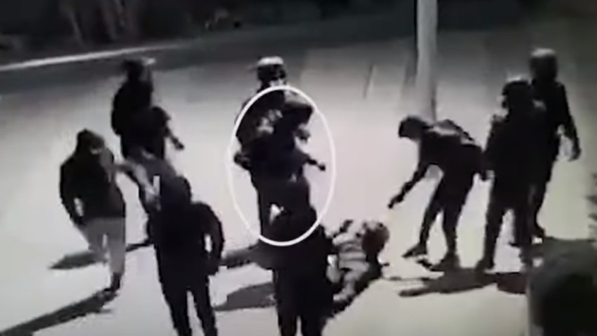 Captura del vídeo en el que una cámara grabó la agresión al joven Yuriy. DL