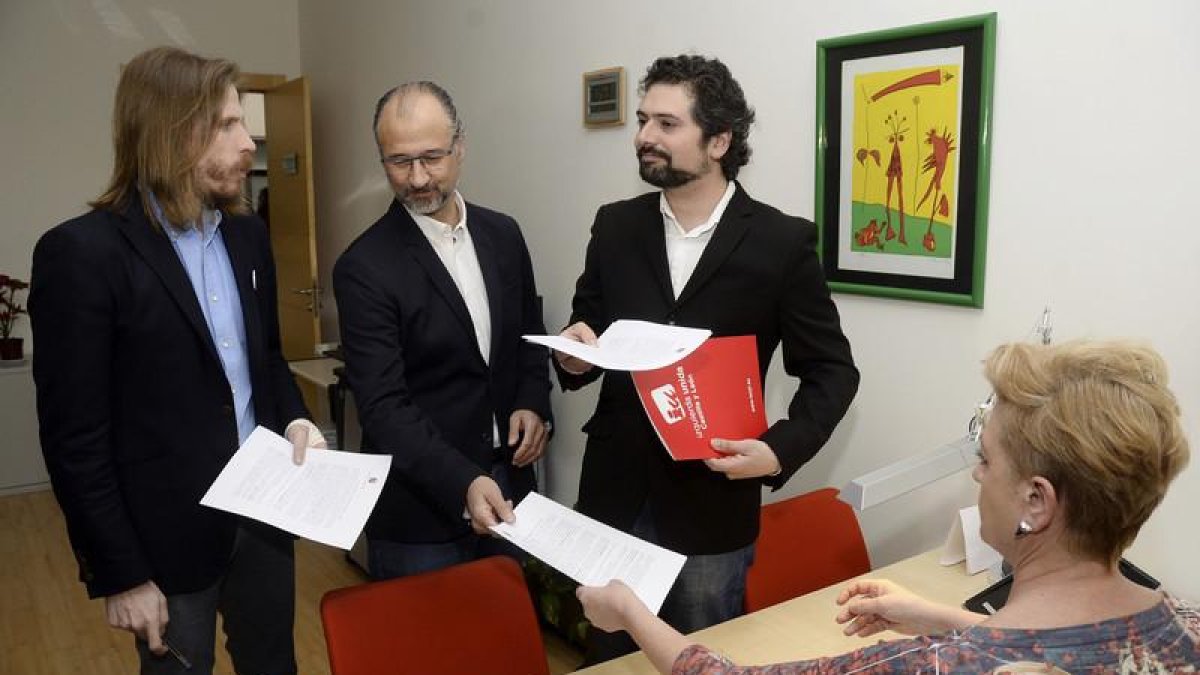 Los portavoces de Podemos, Ciudadanos e IU, en el parlamento regional, Pablo Fernández, Luis Fuentes, y José Sarrión (izq a dcha), han presentado esta mañana en el registro una solicitud de creación de una Comisión de Investigación en las Cortes.