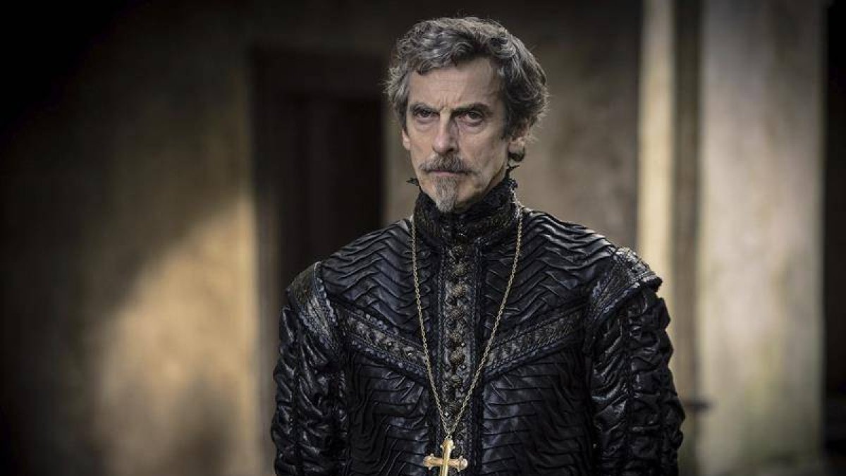Fotografía facilitada por la BBC, de Peter Capaldi en el papel del Cardenal Richelieu en la serie "Los Mosqueteros" de la BBC, con una creación de la diseñadora textil y artista Arantza Vilas.