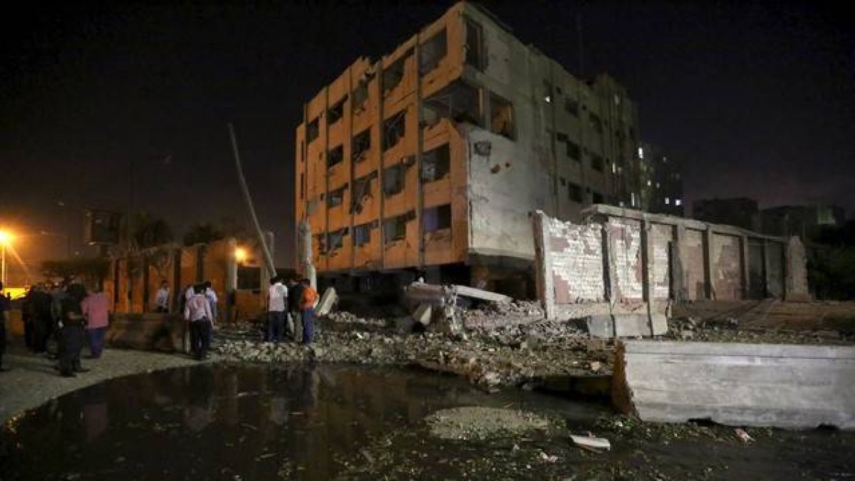 La comisaría atacada en El Cairo, tras el atentado.