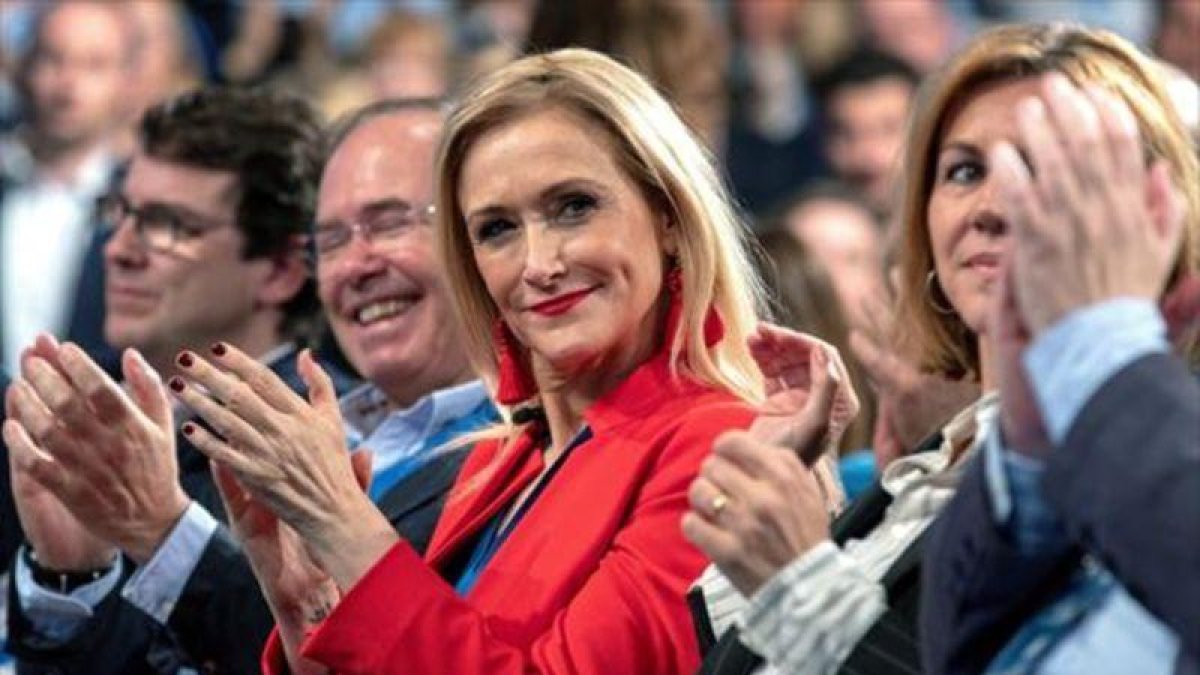 Cifuentes, entre Pío García-Escudero y Cospedal, este sábado en Sevilla.