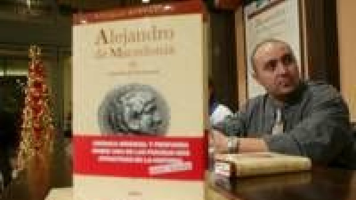 El escritor y profesor leonés Joakín Montero presentó su libro ayer en El Corte Inglés