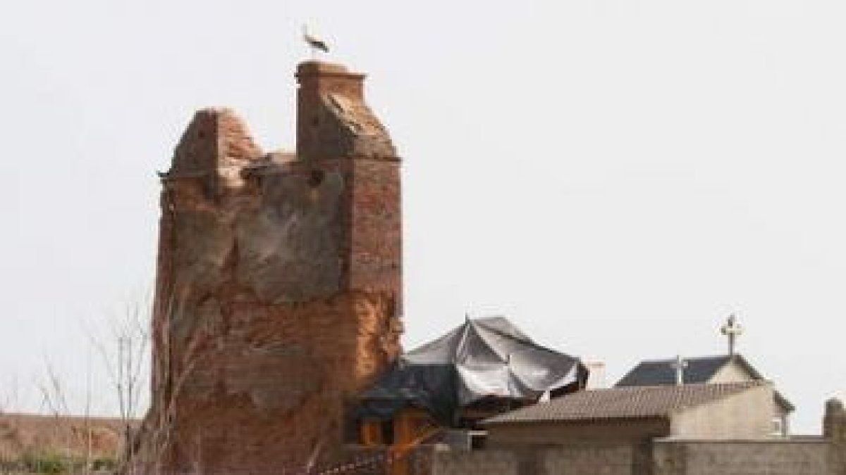 Imagen de la espadaña de la antigua iglesia anexa al cementerio de Villacete.