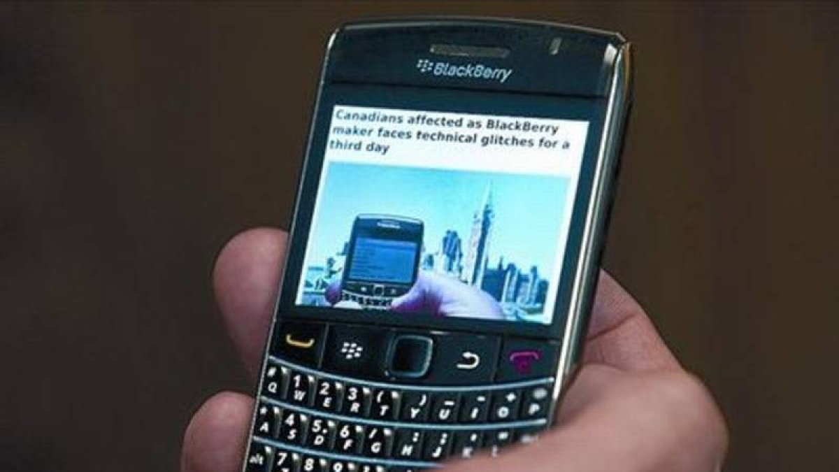 Un usuario de Blackberry consulta una página con información sobre el fallo de la empresa, ayer en Ottawa.