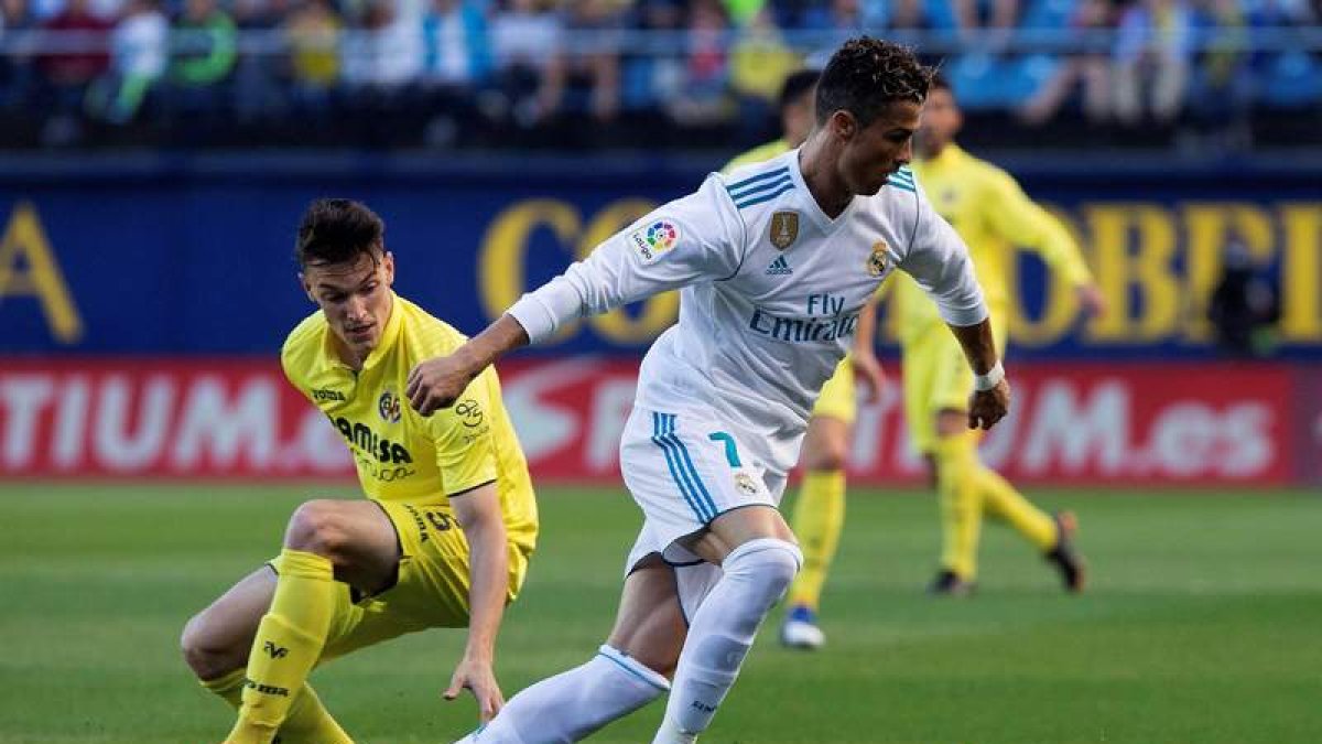Cristiano Ronaldo protege el balón ante la presencia del defensa del Villarreal Adrián Marín. CASTELLÓ