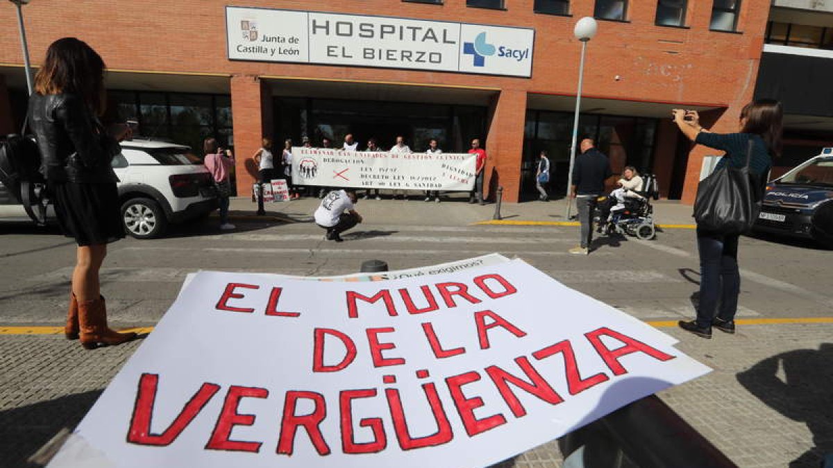Usuarios por la Sanidad Pública ayer durante la concentración en el Hospital El Bierzo. ANA F. BARREDO