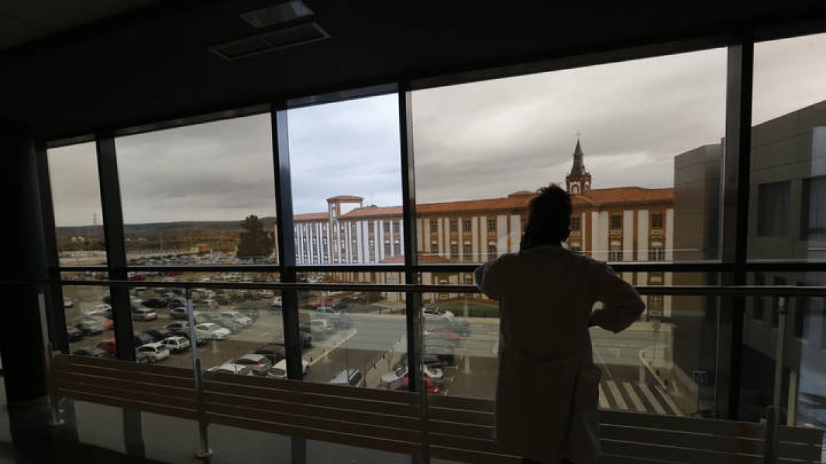 Un paciente observa el edificio de San Antonio Abad desde la planta de Hospital donde está ingresado. J. F. S.