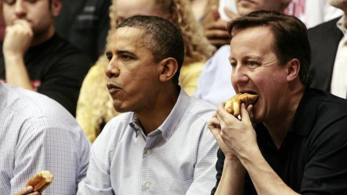 Obama y Cameron, durante el partido, en Ohio.