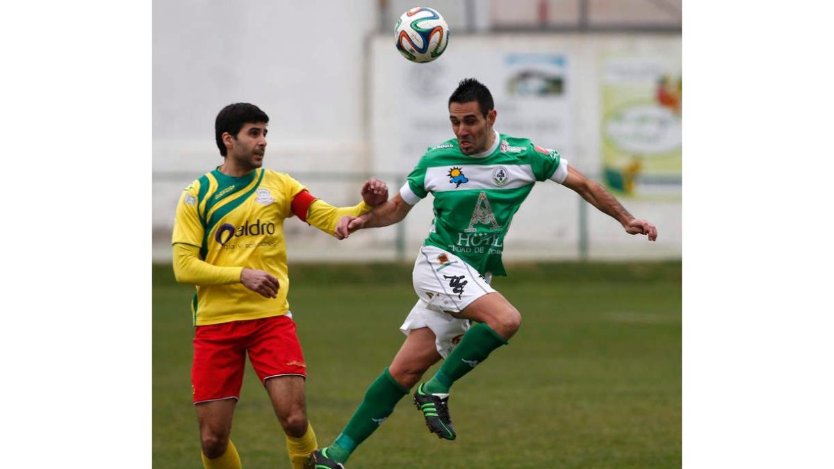 Porfirio, a la derecha, volverá a ser el dinamizador del juego del equipo maragato.