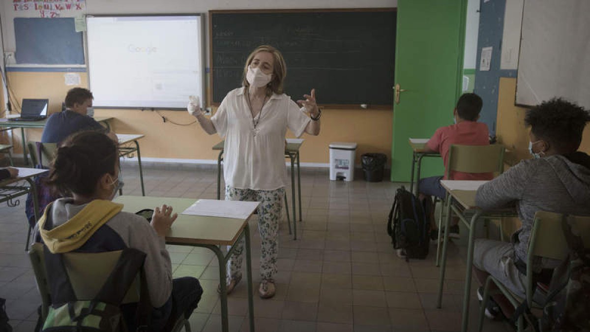 En las aulas a partir de segundo de Primaria se exige el uso de mascarilla y una distancia entre pupitres de 1,5 metros. JESÚS F. SALVADORES