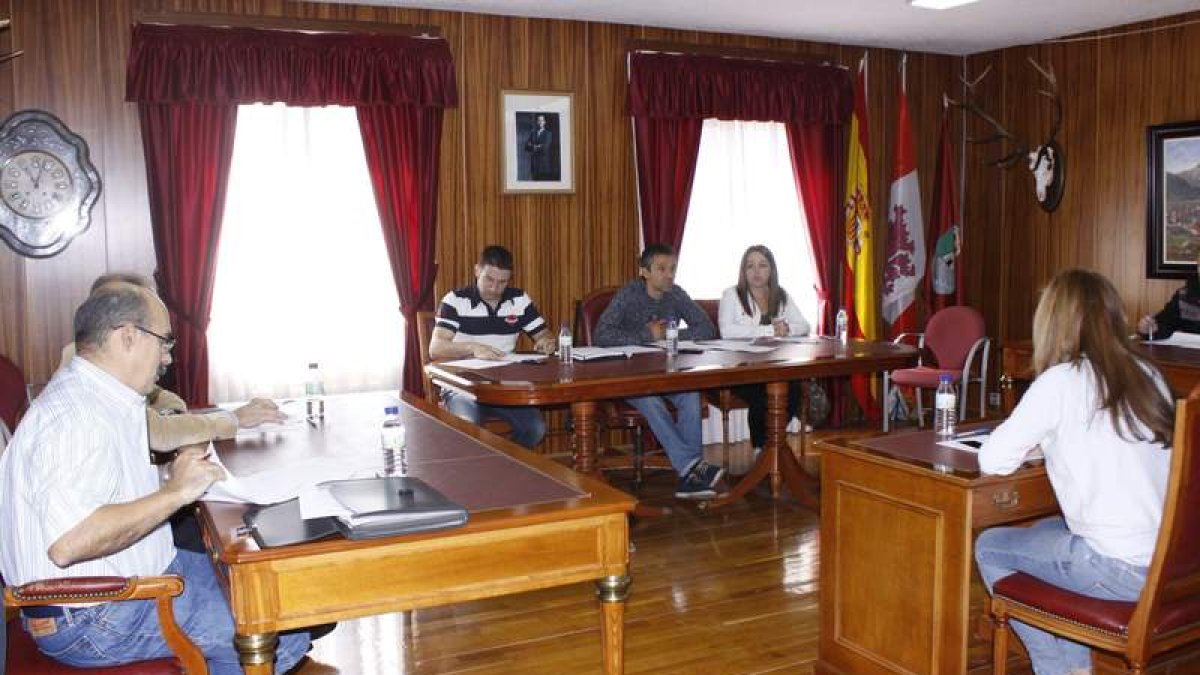 Un momento de la sesión plenaria celebrada ayer en el Ayuntamiento de Riaño.