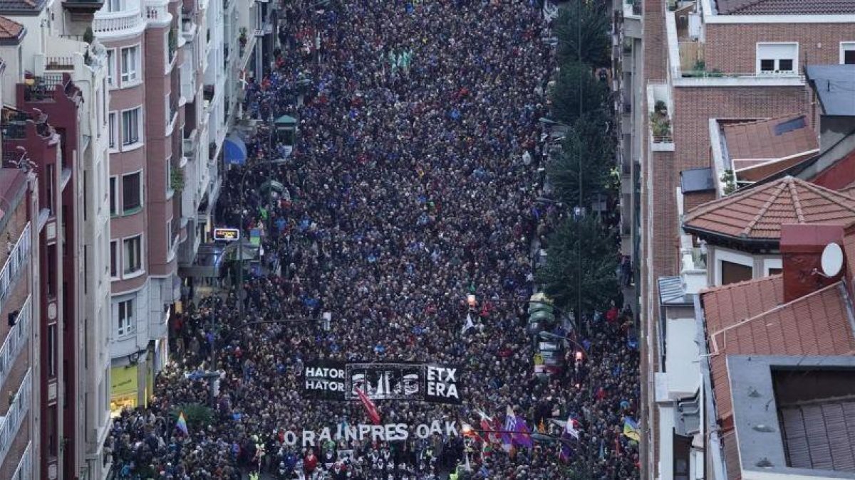 Miles de personas manifestándose en Bilbao contra la política de dispersión de presos de ETA.