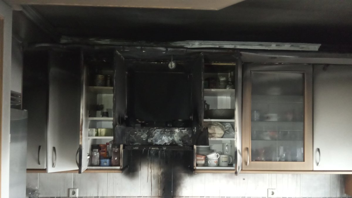 Estado en el que quedó la cocina tras el pequeño incendio. DL