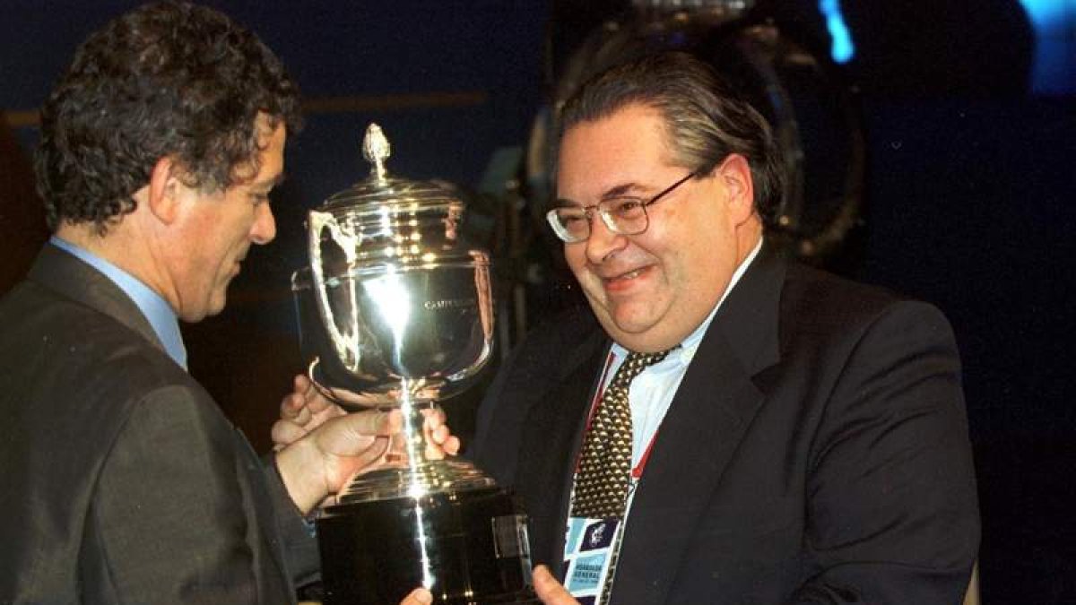 El presidente de la Cultural a finales de los años 90, Juan Díez Guisasola, a la derecha, recibe de manos de Ángel Villar el título de campeón de grupo de Segunda B en la temporada 1998/1999. DL