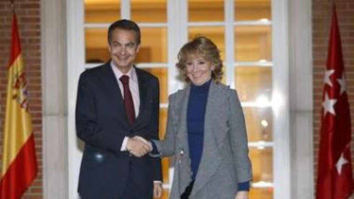 El presidente del Gobierno saluda a la presidenta de la Comunidad de Madrid a su llegada a La Monclo