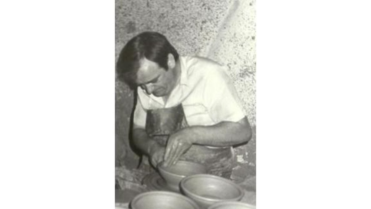 Constancio Peñín, en su taller de alfarería.