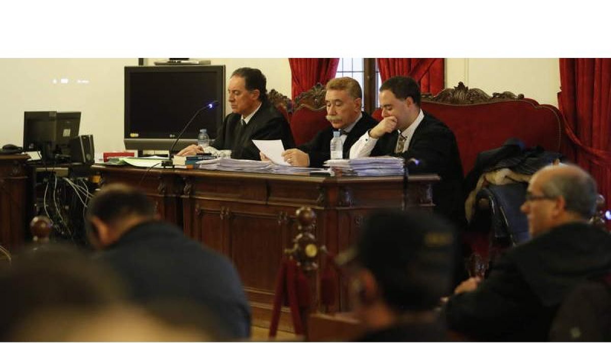 Juan José del Río, el fiscal y los letrados de la acusación particular Marcos García Montes y García Ortega. DL