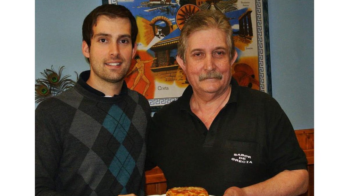Fanis y su hijo Pablo en el comedor del restaurante Sabor de Grecia que tienen en la calle Renueva, en León.