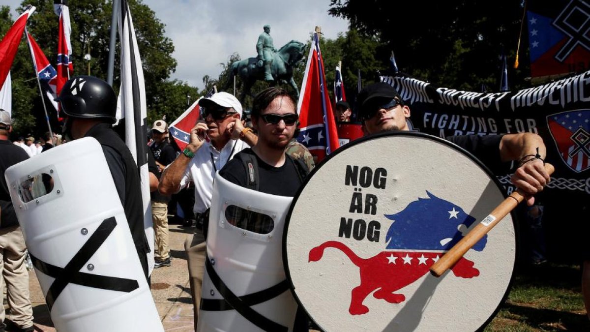 Supremacistas blancos, con sus emblemas.