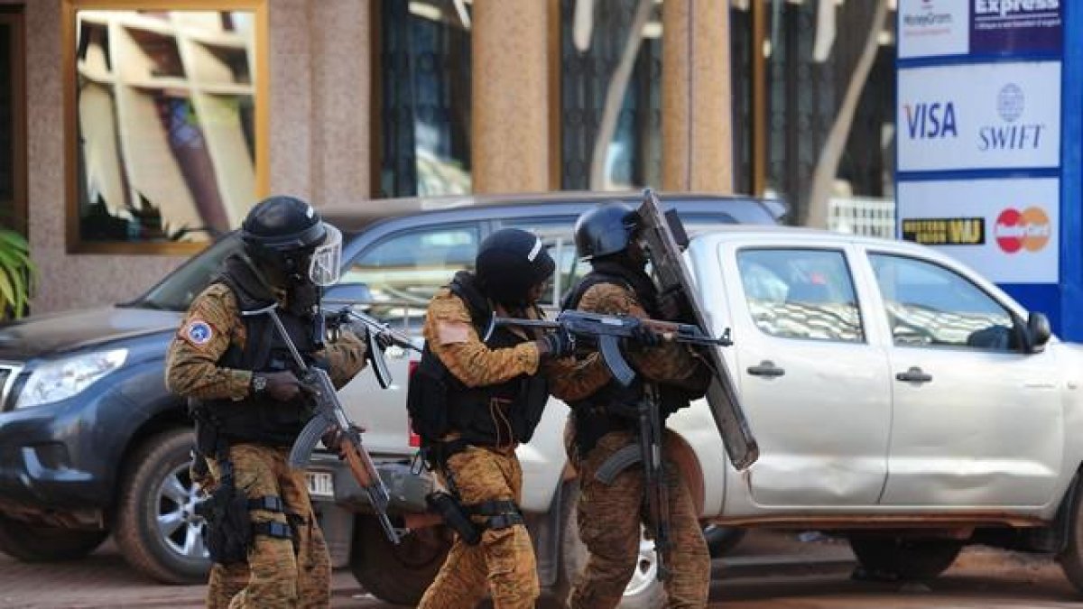 Fuerzas especial de Burkina Faso durante la toma de rehenes en el hotel Splendid de Uagadugú.