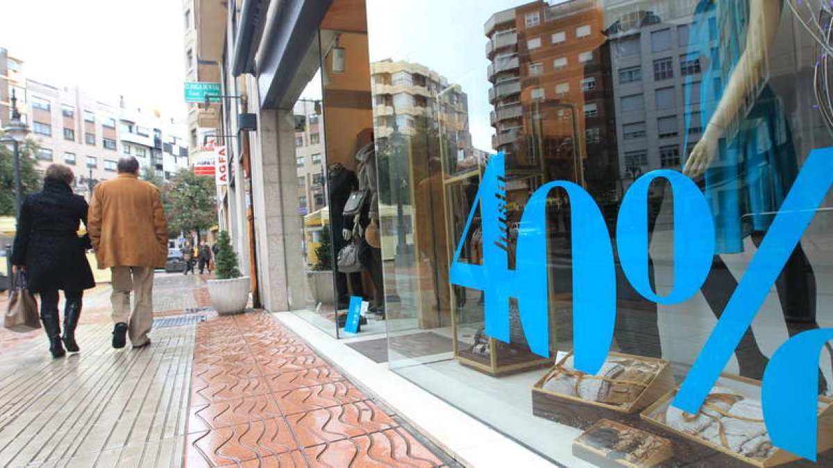 Las campañas de descuentos especiales se reflejan estos días en los escaparates de algunos comercios muy céntricos.