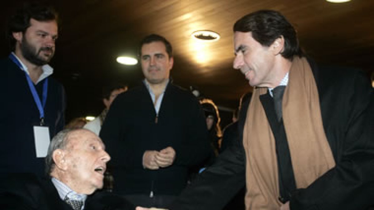 El presidente de Honor del PP, José María Aznar, saluda a Manuel Fraga.